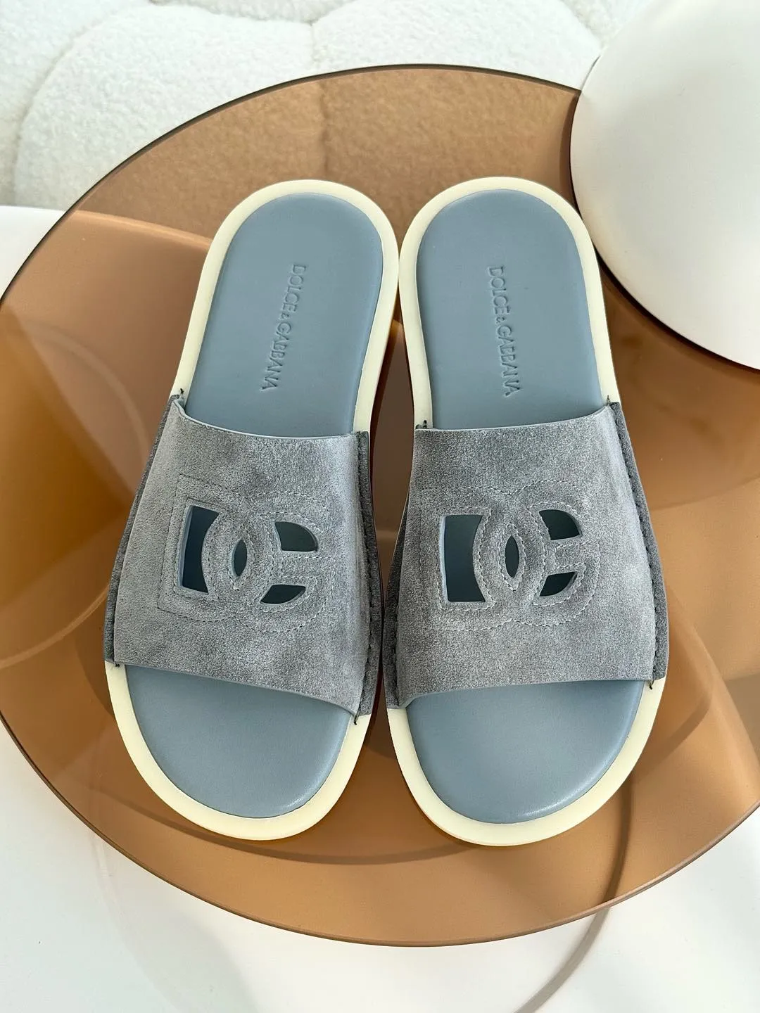 [DG*Dolce & Gabbana] P: 400💰 Size: 38-46 yards D&G/Dolce & Gabbana men’s DG hollow suede slippers FARFETCH original craftsmanship high-end quality
